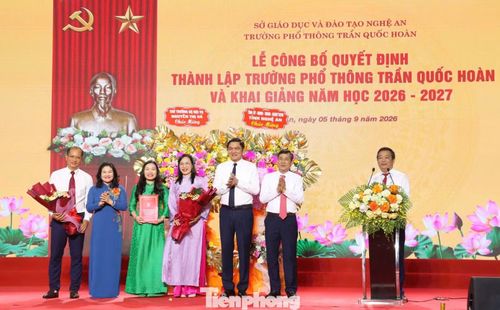  Lãnh đạo tỉnh Nghệ An trao quyết định thành lập trường. 