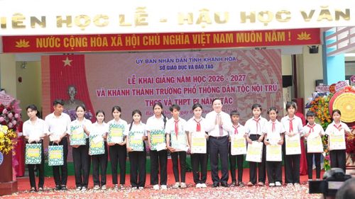  Phó Chủ tịch Quốc hội Nguyễn Khắc Định trao quà cho học sinh Trường Phổ thông Dân tộc nội trú THCS và THPT Pi Năng Tắc. 