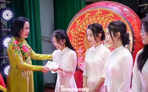 Cũng tại buổi lễ, Phó Chủ tịch Quốc hội Nguyễn Thị Thanh và Bí thư Tỉnh ủy Ninh Bình Trần Huy Tuấn trao các phần học bổng ý nghĩa cho các em học sinh nghèo vượt khó.