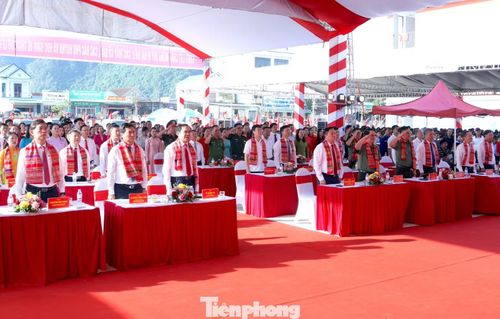  Các đại biểu thực hiện nghi thức chào cờ tại buổi lễ. 