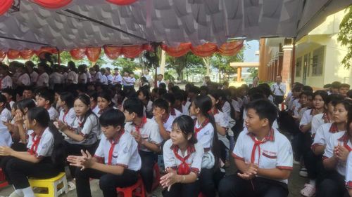  Không khí khai giảng rộn ràng tại Trường Tiểu học - THCS Bình Hòa Đông, xã biên giới Bình Hòa. 