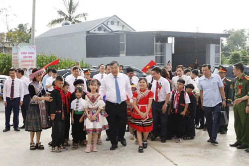 Phó Thủ tướng Thường trực Chính phủ Phạm Gia Túc dự Lễ khánh thành và khai giảng năm học mới tại trường Phổ thông nội trú (PTNT) Tiểu học và Trung học cơ sở Thanh Nưa (Điện Biên)