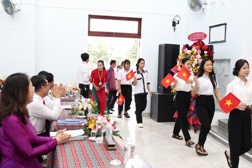  Đại biểu, thầy cô chào đón các em học sinh khối lớp 10 bắt đầu năm học mới 2026-2027. Ảnh: Ngô Tùng 