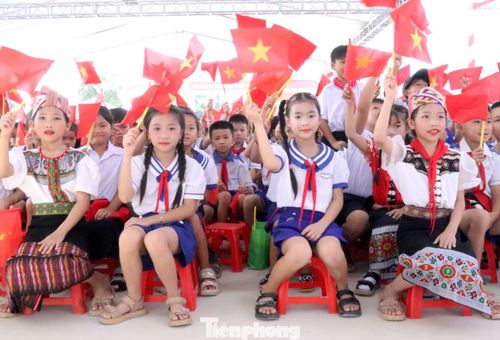  Hơn 1.000 học sinh Trường PTNT Tiểu học và THCS Anh Sơn chính thức bước vào năm học mới. 