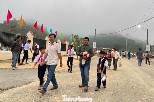  Rạng sáng nay, hàng trăm phụ huynh tại xã Tây Giang﻿ (thành phố Đà Nẵng﻿) đã dậy sớm dẫn con đến Trường Phổ thông nội trú﻿ TH&THCS Tây Giang. Đây là mùa khai giảng thật đặc biệt khi các con được học trong ngôi trường mới khang trang. Ảnh: T.H. 