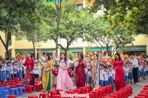 Cô và trò Trường Tiểu học Trần Quốc Toản rạng rỡ trong ngày hội toàn dân đưa trẻ tới trường.