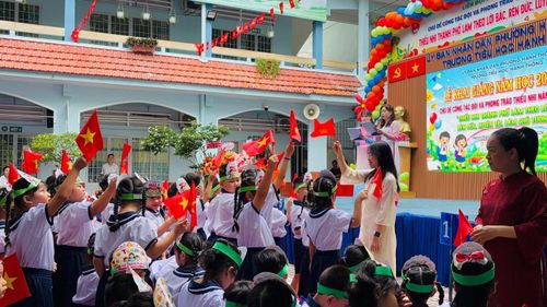 Giây phút các em học sinh lớp 1 và giáo viên chủ nhiệm ra mắt toàn trường