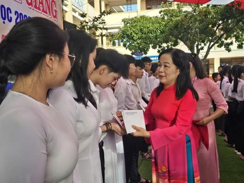  Bà La Thị Thúy - Giám đốc Sở GD&ĐT Vĩnh Long trao học bổng cho học sinh. 