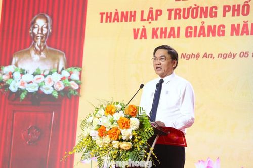  ông Hoàng Nghĩa Hiếu - Phó Bí thư Thường trực Tỉnh ủy Nghệ An phát biểu tại buổi lễ. 