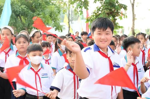  Các em học sinh đã có mặt ở trường từ rất sớm, ai cũng trong tâm trạng vui tươi, phấn khởi. 