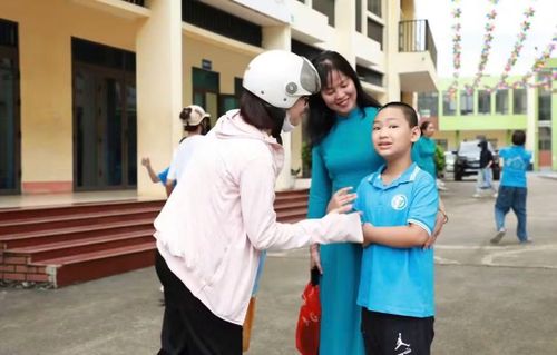  Phụ huynh đưa con đến trường dự ngày khai giảng 