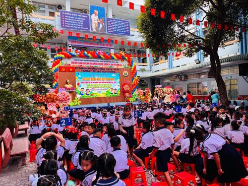  Các em học sinh đến trường háo hức từ rất sớm. 