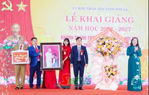  Phó Chủ tịch nước Võ Thị Ánh Xuân tặng quà Trường Phổ thông nội trú Tiểu học - THCS Chiềng Sơn. Ảnh: Báo Sơn La. 