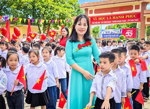  Tại Trường Tiểu học Bắc Vũ Dương (xã Vũ Dương, tỉnh Ninh Bình), không khí ngày khai giảng cũng diễn ra vui tươi, rộn ràng. Các em học sinh trong bộ đồng phục chỉnh tề, háo hức chờ đón những hoạt động đầu tiên của năm học mới. 