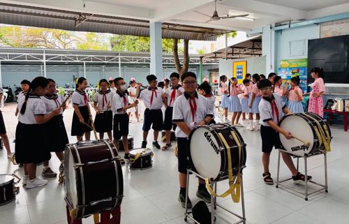  Đội nghi thức, văn nghệ sẵn sàng trước giờ biểu diễn khai giảng. 
