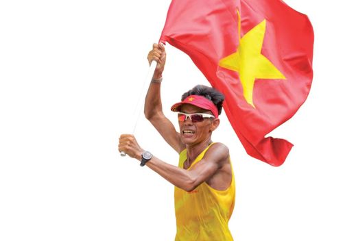 Nguyễn Văn Long trên đường về đích tại Dinh Độc Lập, TPHCM trong lần chạy bộ xuyên Việt thứ 2 năm 2024