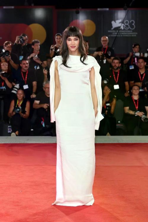 Sofia Boutella gây ấn tượng với ánh nhìn sắc lẹm, dù trang phục không quá nổi bật. Cô đến Venice để cùng đoàn phim ra mắt tác phẩm chính kịch Mỹ The Basics of Philosophy do Paul Schrader viết kịch bản và đạo diễn. Ảnh: Getty Images.