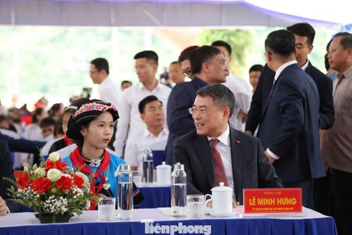 Thủ tướng trò chuyện cùng một em học sinh tại điểm trường.