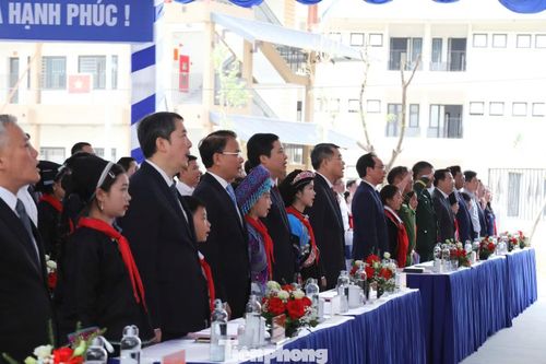 Các địa biểu trong chào cờ.