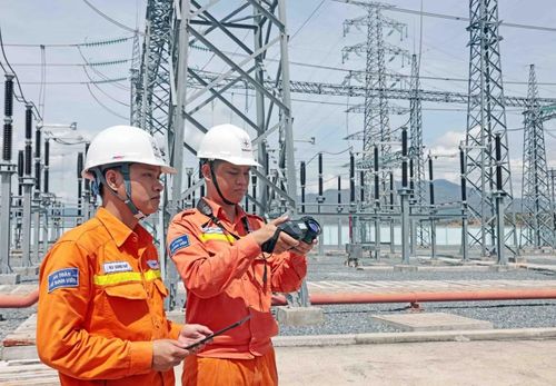 Cán bộ ngành điện giám sát trạm biến áp