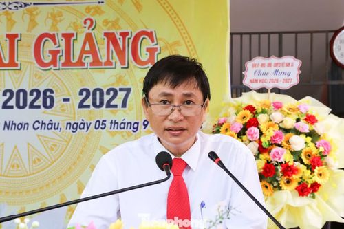 Ông Huỳnh Công Thành - Hiệu trưởng Trường Tiểu học và THCS Nhơn Châu phát biểu. Ảnh: Trương Định.