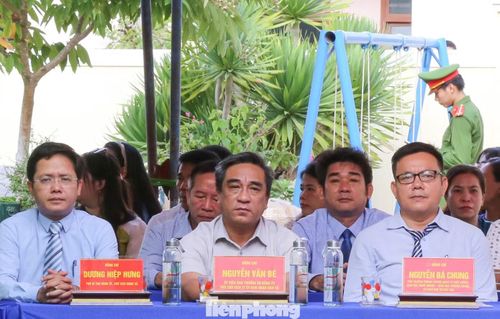 Các đại biểu dự lễ khai giảng năm học mới tại xã đảo Nhơn Châu. Ảnh: Trương Định.