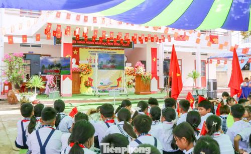 Các em học sinh xã đảo Nhơn Châu theo dõi truyền hình trực tiếp lễ khai giảng năm học mới. Ảnh: Trương Định.