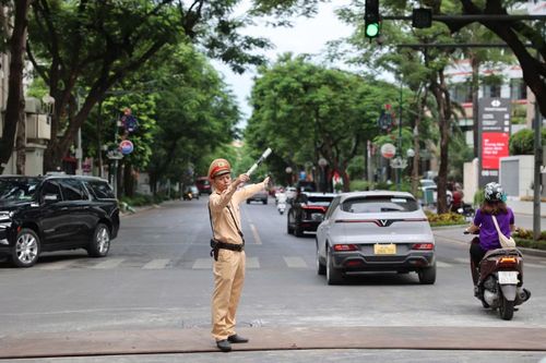 Sáng 5/9, Hà Nội có hơn 2,3 triệu học sinh bước vào khai giảng năm học 2026-2027, tăng khoảng 37.800 học sinh và hơn 1.000 lớp so với năm học trước.