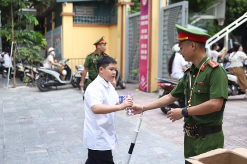 Lực lượng Công an bảo đảm an ninh trật tự tại cổng trường THCS Ba Đình trên đường Nguyễn Trường Tộ.