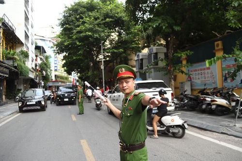 Ngoài công tác phân luồng, bảo đảm an ninh trật tự trước khu vực cổng trường, lực lượng chức năng kết hợp với việc tuyên truyền trực tiếp theo hình thức phát tờ rơi nhằm tuyên truyền pháp luật về trật tự an toàn giao thông đối với phụ huynh và học sinh, nhất là trong những ngày đầu năm học mới.