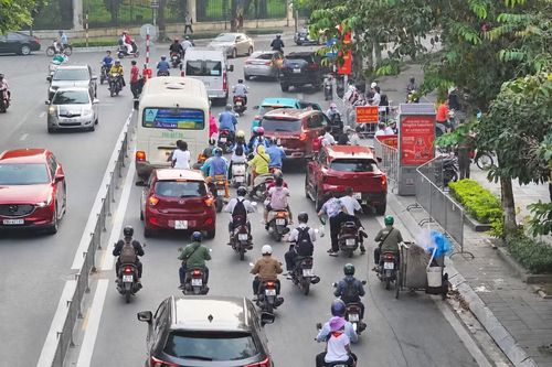 Lực lượng CSGT khuyến cáo, phụ huynh khi đưa con đến trường chủ động thời gian, lộ trình di chuyển, dừng, đỗ xe đúng nơi quy định, chấp hành hướng dẫn của lực lượng làm nhiệm vụ để bảo đảm cho các em có một lễ khai giảng an toàn, thuận lợi.