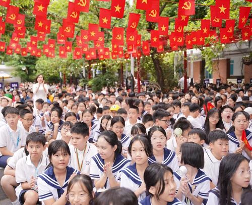 Học sinh vui niềm vui tựu trường sau một mùa hè kéo dài