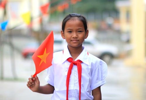 Em Tình tới từ sớm để làm lễ khai giảng.
