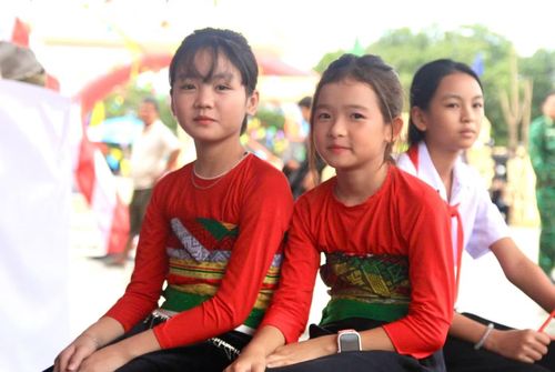 Em Lương Ngà Dung (bên phải) và bạn.