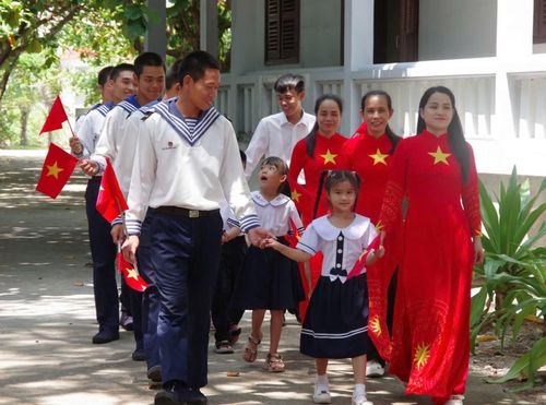 Trong những bộ quần áo mới, học sinh mang theo sách vở và đồ dùng học tập háo hức đến trường.