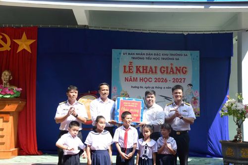 Chỉ huy đảo Trường Sa tặng hoa chúc mừng giáo viên, học sinh nhà trường nhân dịp năm học mới.