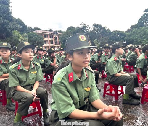 Em Siu Thắm tham dự lễ khai giảng tại ngôi trường mới.