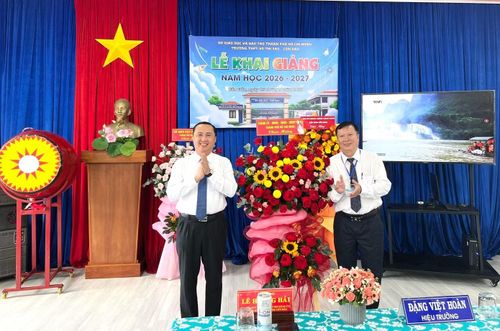 Ông Lê Hoàng Hải, Ủy viên Ban thường vụ Thành ủy, Bí thư Đảng ủy, Chủ tịch HĐND đặc khu đến tặng hoa chúc mừng đội ngũ thầy và trò trong lễ khai giảng tại trường THPT Võ Thị Sáu
