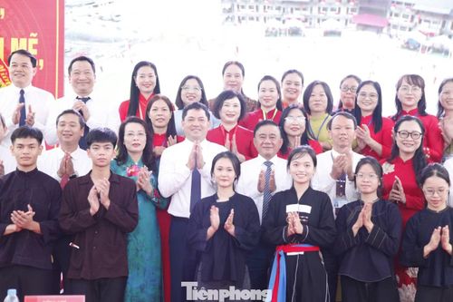 Ủy viên Bộ Chính trị, Thường trực Ban Bí thư Trần Cẩm Tú chụp ảnh lưu niệm với thầy cô giáo và học sinh Trường Phổ thông Dân tộc nội trú tỉnh Bắc Ninh.