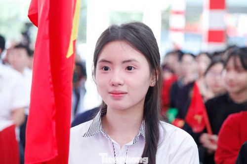 Nguyễn Phương Thảo rất vui mừng khi dự Lễ khai giảng năm học mới ở Trường Phổ thông Dân tộc nội trú tỉnh Bắc Ninh. Ảnh: Nguyễn Thắng.