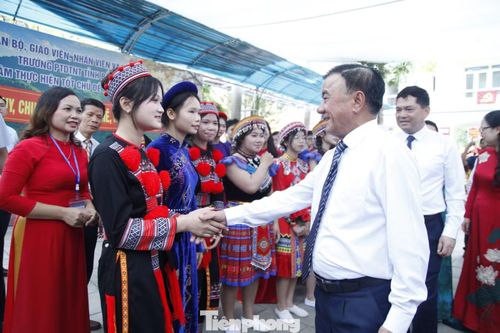 Ủy viên Bộ Chính trị, Thường trực Ban Bí thư Trần Cẩm Tú nói chuyện với các em học sinh Trường Phổ thông Dân tộc nội trú tỉnh Bắc Ninh.