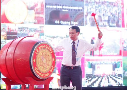 Hiệu trưởng Trường Phổ thông Dân tộc nội trú tỉnh Bắc Ninh đánh trống khai giảng năm học mới.