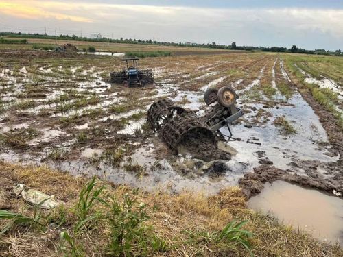 Hiện trường vụ lật máy cày khiến thiếu niên tử vong.