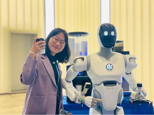 Phóng viên Tân Hoa Xã Wang Xiansi giới thiệu bằng tiếng Việt về robot hình người pha cà phê từ A tới Z. Ảnh: Tư Hiền.