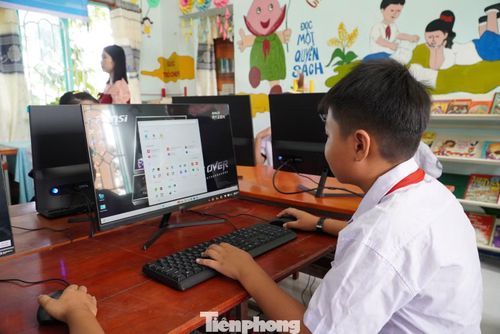 Ngay sau Lễ khai giảng, Bí thư Thường trực Trung ương Đoàn Nguyễn Minh Triết cùng Đoàn công tác và lãnh đạo tỉnh Đồng Tháp đã dự Lễ bàn giao công trình “Phòng máy tính cho em” tại trường.