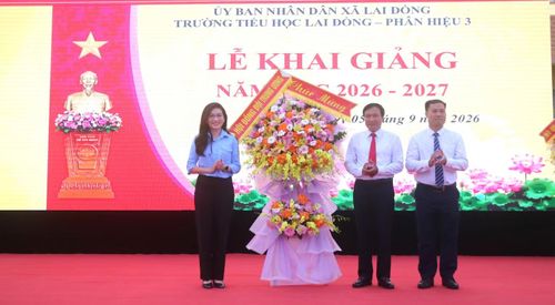 Chị Hồ Hồng Nguyên - Bí thư Trung ương Đoàn, Chủ tịch Hội đồng Đội Trung ương, cùng lãnh đạo tỉnh Phú Thọ dự lễ khai giảng năm học 2026-2027 tại Trường Tiểu học Lai Đồng - Phân hiệu 3 (xã Lai Đồng)