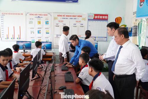  Phát biểu tại Lễ khai giảng, cô Ngô Trần Bảo Thy – Hiệu trưởng trường TH-THCS Tân Hộ Cơ bày tỏ sự xúc động khi nhà trường nhận được sự quan tâm sâu sắc từ các cấp lãnh đạo, coi đây là nguồn động viên tinh thần vô cùng quý báu đối với một ngôi trường trên địa bàn còn nhiều khó khăn. Cô Thy nhấn mạnh, những bộ máy tính được trao tặng không chỉ là thiết bị phục vụ dạy học mà còn là cánh cửa mở ra cơ hội để học sinh tiếp cận công nghệ và tri thức mới. “Giá trị của một món quà được đo bằng con số, nhưng giá trị của sự quan tâm thì không thể đo đếm bằng vật chất. Đó là niềm tin, sự khích lệ và lời nhắc nhở để mỗi cán bộ quản lý, giáo viên chúng tôi phải nỗ lực nhiều hơn nữa trong sự nghiệp trồng người”, cô Thy chia sẻ. 