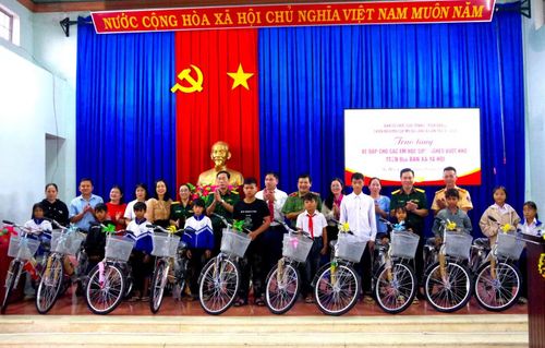 Thiếu tướng Rah Lan Lâm – Nguyên Giám đốc Công an tỉnh Gia Lai, đại tá Đoàn Đình Long – Lữ đoàn trưởng Lữ đoàn 280 đồng Trưởng Ban tổ chức giải tặng xe đạp cho học sinh đầu năm học.