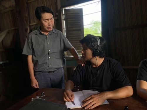 Nhân vật Hai Phước (diễn viên Huỳnh Kiến An thủ vai) trong cảnh quay cảm hóa K27 (diễn viên Bảo Định) sử dụng biện pháp nghiệp vụ đánh lừa tổ chức phản động ở nước ngoài.