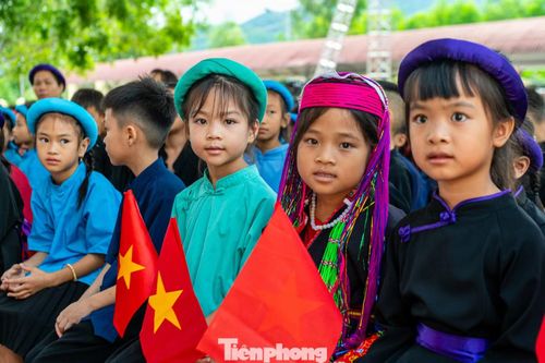 Năm học 2026-2027, trong không khí của một thành phố Quảng Ninh mới, những mái trường lại mở ra hành trình mới với nhiều niềm tin và kỳ vọng. Từ thầy cô, học sinh đến các bậc phụ huynh, mỗi người đều mong một năm học nhiều khởi sắc, với thêm những cơ hội để thế hệ trẻ học tập, trưởng thành và tự tin bước vào tương lai; góp phần xây dựng thành phố Quảng Ninh phát triển hiện đại, văn minh và hội nhập.